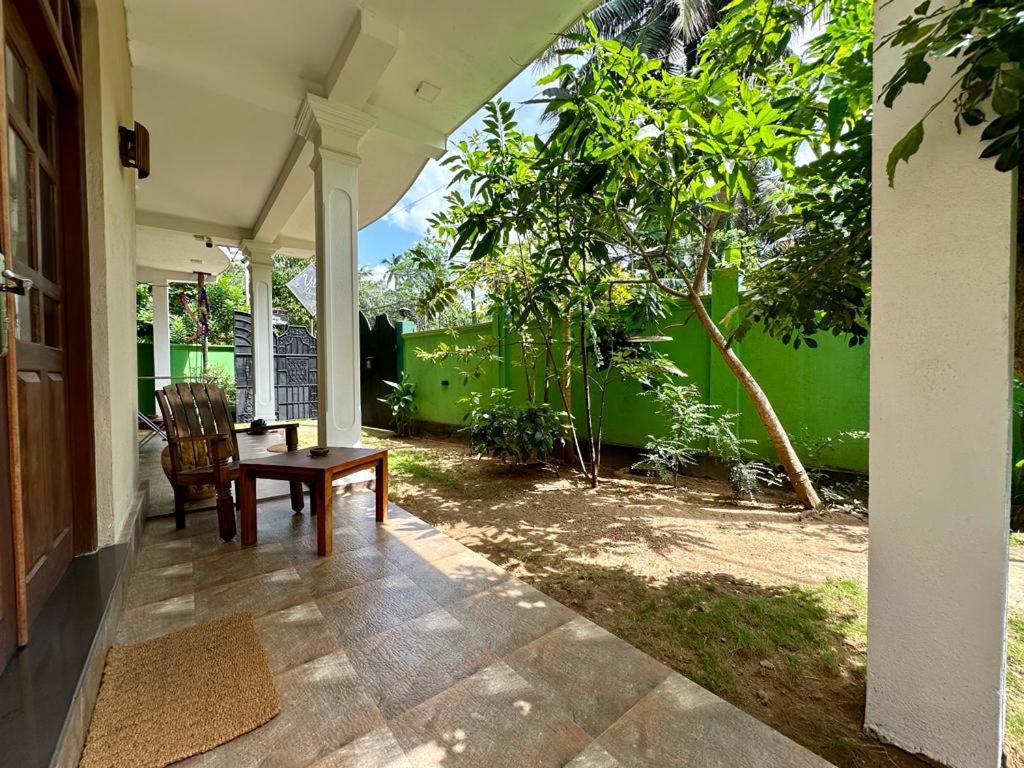 Siyon Yula - Guest House Hikkaduwa Værelse billede